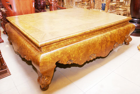 Đại gia Việt kh&ocirc;ng quản c&ocirc;ng mất 2 năm đi t&igrave;m gỗ qu&yacute; để tạo n&ecirc;n trước giường bạc tỷ n&agrave;y