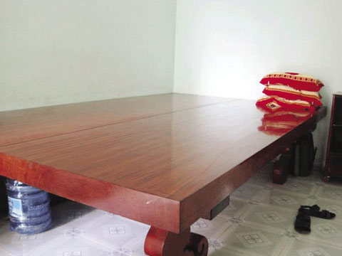 Với đại gia Việt, nửa tỷ để sở hữu một chiếc phản l&agrave;m bằng gỗ như thế n&agrave;y kh&ocirc;ng đ&aacute;ng bao nhi&ecirc;u