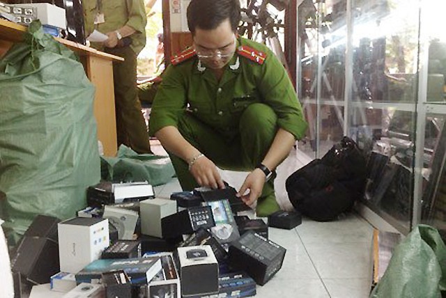 Nghe l&eacute;n điện thoại