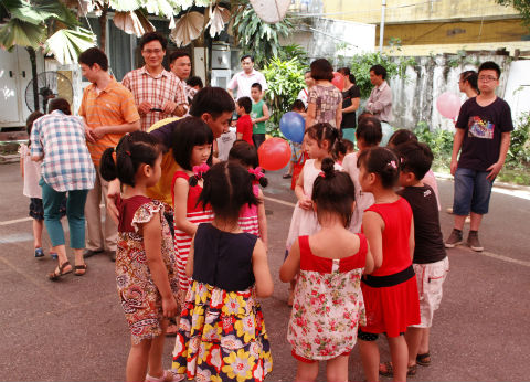 Các cháu được hướng dẫn tham gia các trò chơi dân gian.