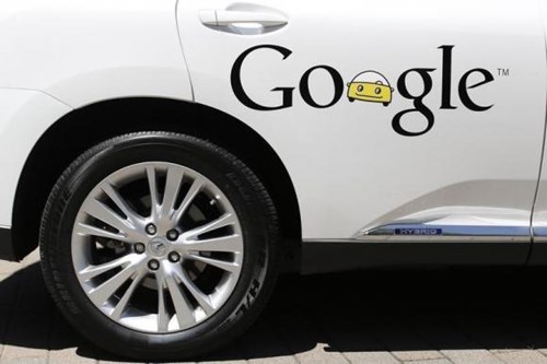 Một chiếc xe hơi tự l&aacute;i của Google