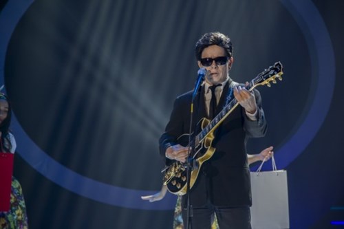 Gi&aacute;m khảo Đức Huy cũng lựa chọn một tiết mục ca về người phụ nữ. 