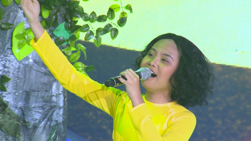 Ở Gương mặt th&acirc;n quen nh&iacute; 2015 tập 3, Phương Mỹ Chi t&aacute;i hiện lại h&igrave;nh ảnh NSƯT Măng Thị Hội trong ca kh&uacute;c B&oacute;ng c&acirc;y Konia nổi tiếng