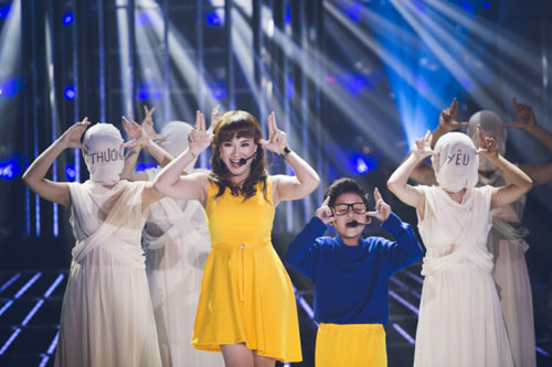 Thu Phượng - b&eacute; Gia Huy song ca ca kh&uacute;c hit &ldquo;Bốn chữ lắm&rdquo;