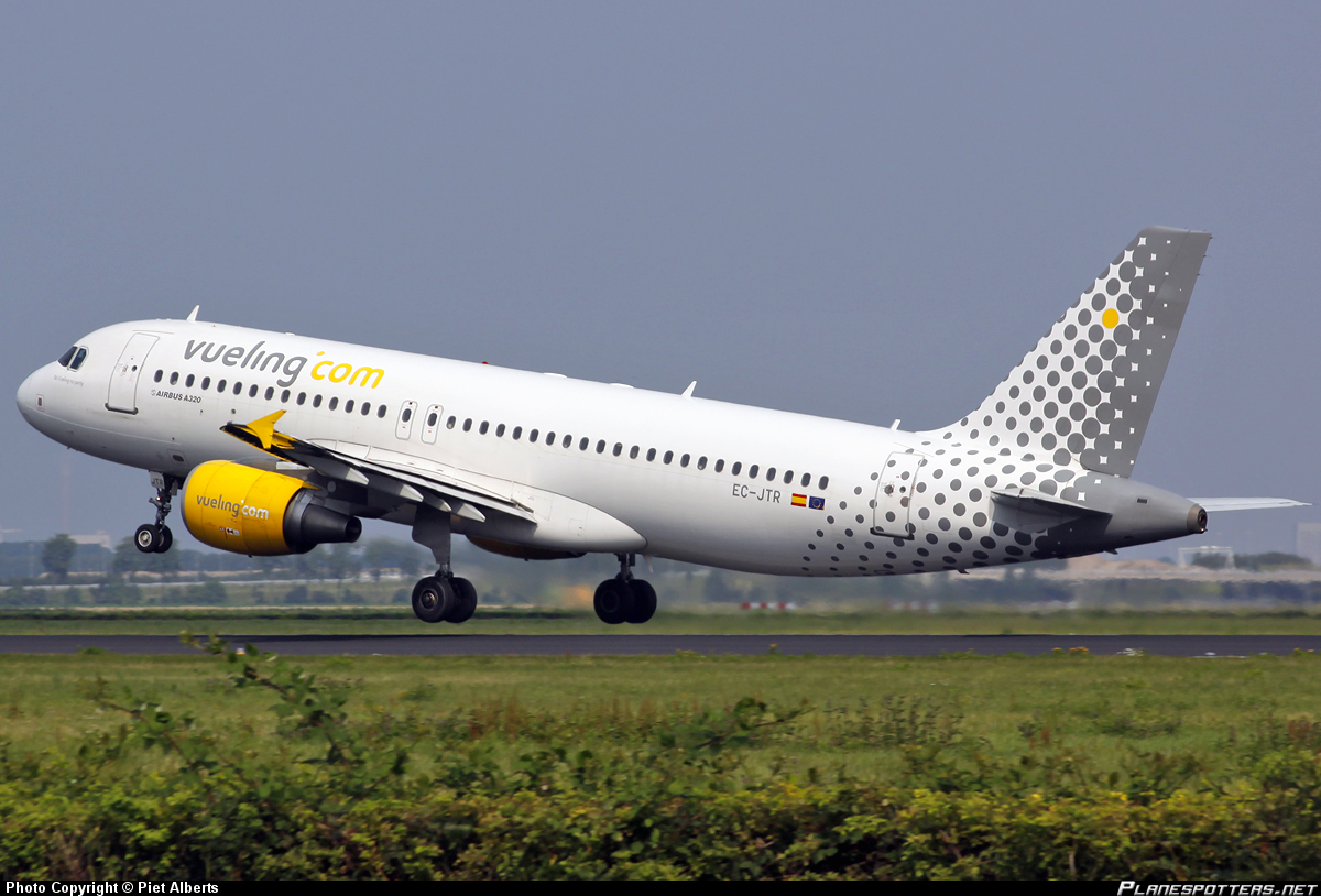 M&aacute;y bay của h&atilde;ng Vueling đ&atilde; phải hạ c&aacute;nh khẩn cấp do c&oacute; m&ugrave;i kh&eacute;t