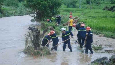 Lực lượng cứu hộ tỉnh H&agrave; Giang đang khẩn trương t&igrave;m kiếm 3 mẹ con b&agrave; bầu mất t&iacute;ch do bị lũ cuốn
