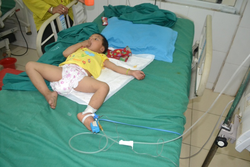 H&agrave; Giang: Kinh ho&agrave;ng b&eacute; g&aacute;i 3 tuổi bị đạn lạc bắn xuy&ecirc;n đầu