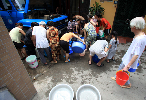 Người d&acirc;n phải chịu cảnh mất điện mất nước trong h&egrave; 2015 tại một số nơi ở H&agrave; Nội