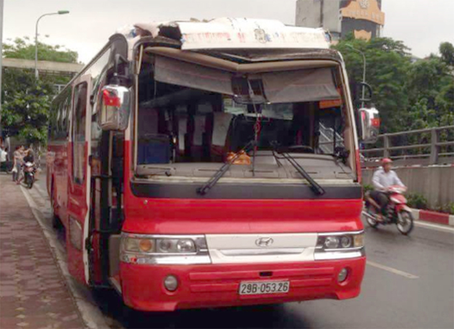 T&agrave;i xế xe kh&aacute;ch đ&acirc;m sập thanh giới hạn cầu vượt toan bỏ trốn nhưng bị người d&acirc;n c&ugrave;ng cảnh s&aacute;t giao th&ocirc;ng H&agrave; Nội chặn giữ