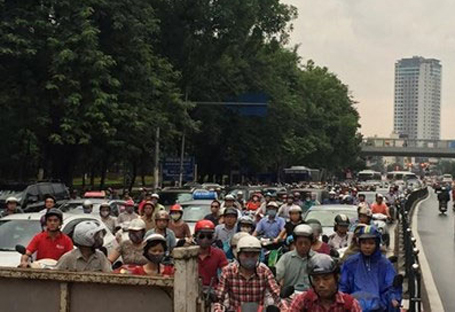 Đoạn đường T&acirc;y Sơn (H&agrave; Nội) &ugrave;n tắc k&eacute;o d&agrave;i sau tai nạn hy hữu