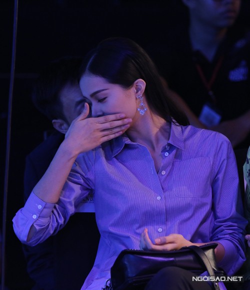 Nữ diễn vi&ecirc;n tỏ ra &yacute; tứ khi tr&ograve; chuyện c&ugrave;ng bạn trai trong show diễn.