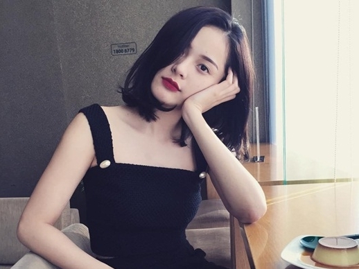 Hạ Vi c&ocirc;ng khai t&igrave;nh tứ b&ecirc;n cạnh Cường Đ&ocirc; La dịp đầu năm