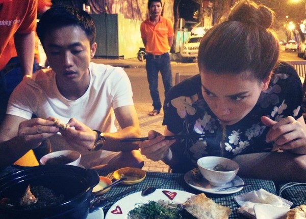 H&igrave;nh ảnh t&igrave;nh cảm n&agrave;y đ&atilde; phần n&agrave;o dập tắt tin đồn H&agrave; H&agrave; v&agrave; Cường Đ&ocirc; La chia tay