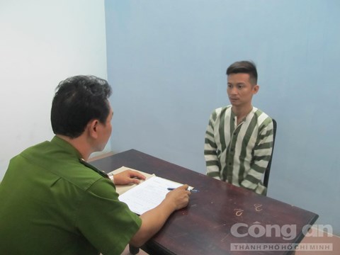 Đối tượng lừa đảo đ&atilde; bị ch&iacute;nh nạn nh&acirc;n tương kế tựu kế bắt giao nộp cho c&ocirc;ng an