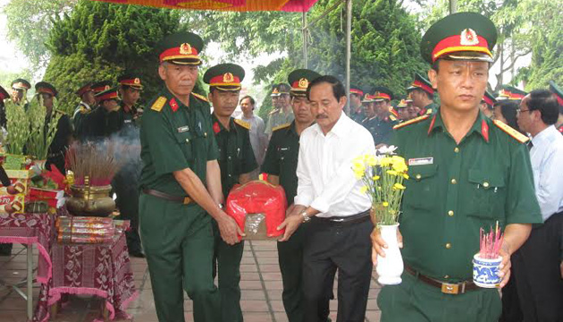 H&agrave;i cốt liệt sĩ trong lễ truy điệu trong s&aacute;ng ng&agrave;y 21/4 