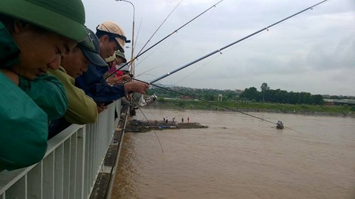Người d&acirc;n Hải Dương đứng chật c&acirc;y cầu bắc tr&ecirc;n s&ocirc;ng Kinh Thầy để &lsquo;h&ocirc;i c&aacute;&rsquo;