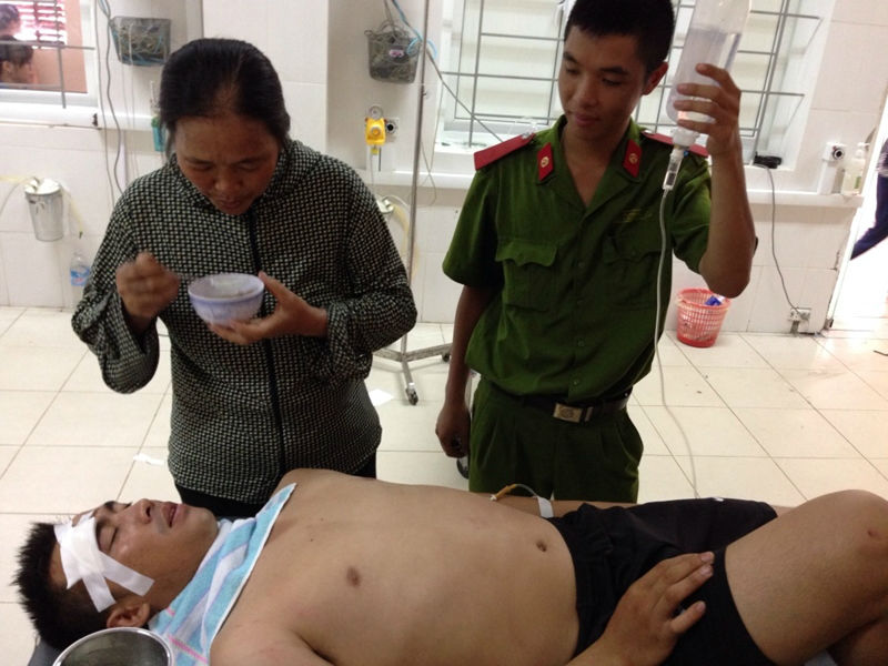 Cảnh s&aacute;t giao th&ocirc;ng Tuấn được người nh&agrave; chăm s&oacute;c l&uacute;c đang điều trị tại BVĐK tỉnh H&agrave; Tĩnh