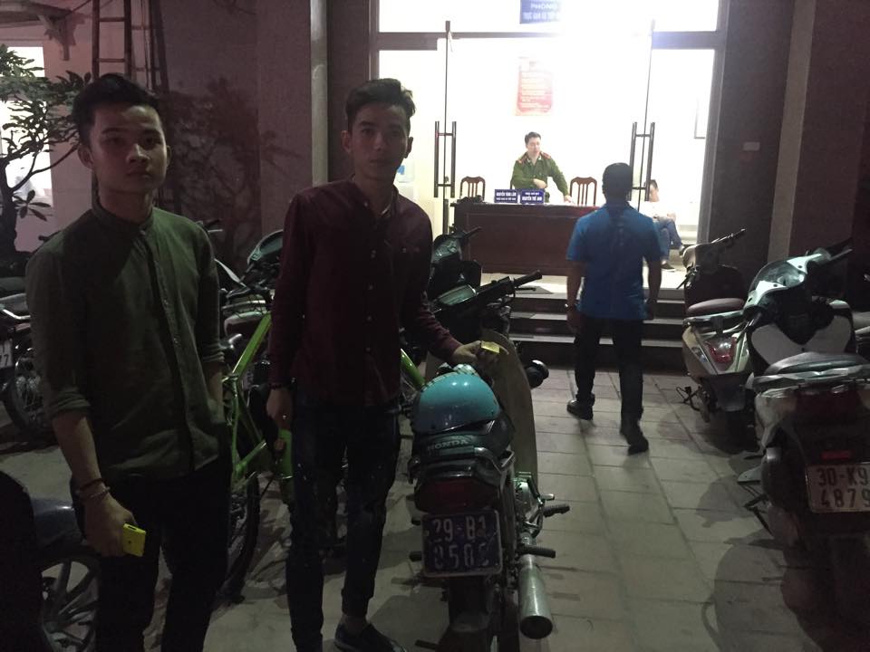 Hai nh&acirc;n vi&ecirc;n qu&aacute;n karaoke 'v&aacute;c' xe m&aacute;y&hellip; biển xanh dạo phố