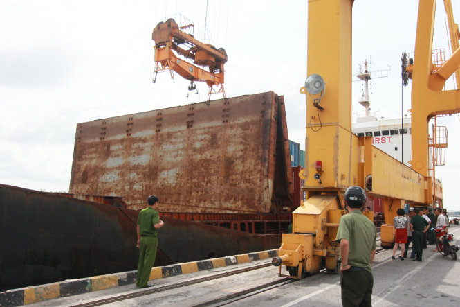 Vị tr&iacute; c&aacute;p t&agrave;u h&agrave;ng kết nối với gi&aacute; trục của cẩu gi&agrave;n tại cảng Ch&ugrave;a Vẽ bị đứt khiến 2 c&ocirc;ng nh&acirc;n Hải Ph&ograve;ng rơi xuống boong t&agrave;u tử vong