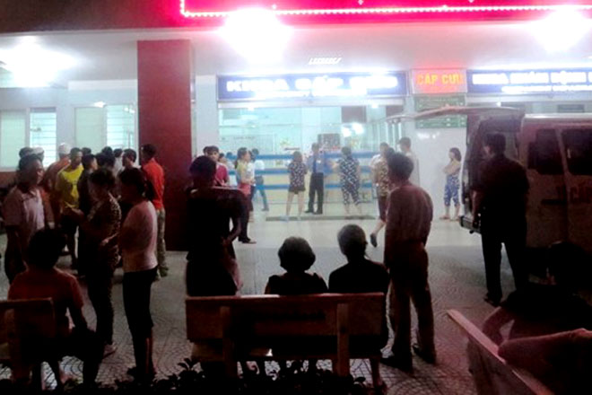 Người nh&agrave;, đồng nghiệp của 2 nạn nh&acirc;n tập trung trước Khoa cấp cứu Bệnh viện hữu nghị Việt - Tiệp (Hải Ph&ograve;ng) chờ tin tức