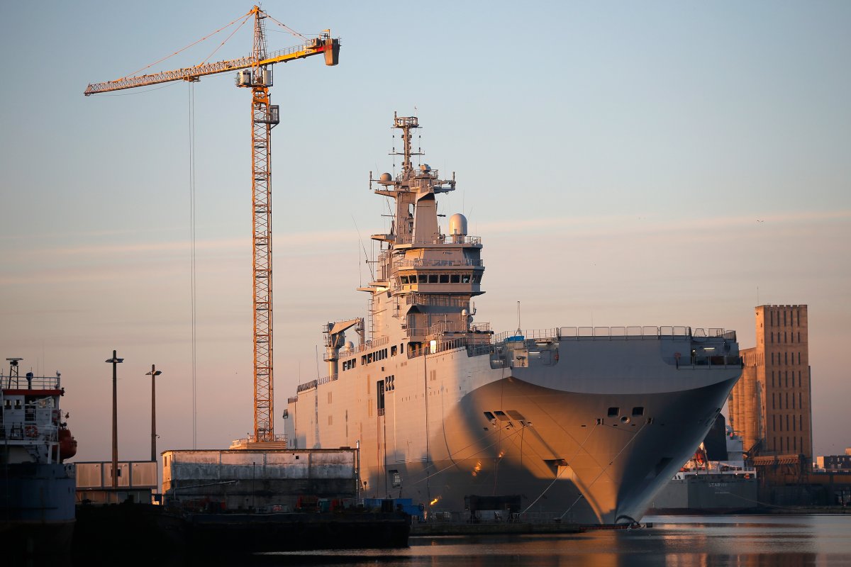 Chiếc t&agrave;u s&acirc;n bay trực thăng lớp Mistral Vladivostok của Nga được nh&igrave;n thấy ở xưởng đ&oacute;ng t&agrave;u ở Saint-Nazaire, ng&agrave;y 4/9 2014.