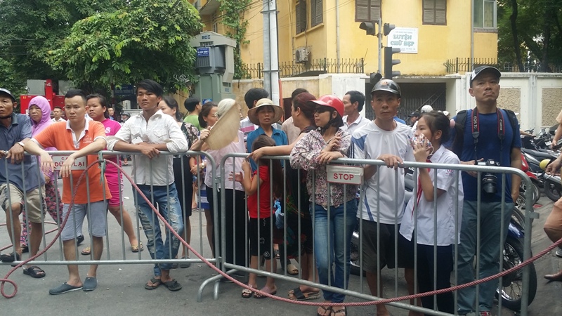  Nhiều người dân đứng bên ngoài hiện trường theo dõi công tác cứu hộ các nạn nhân trong vụ sập nhà ở phố Cửa Bắc
