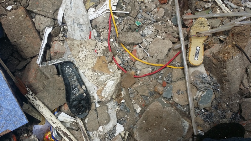 Những chiếc dép còn sót lại của các nạn nhân