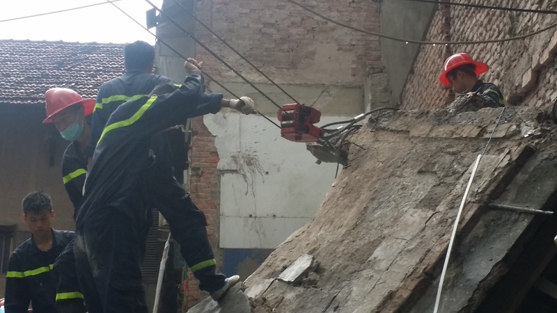 Sau khoảng 8 giờ liên tục nỗ lực, lực lượng chức năng mới đưa được các nạn nhân ra ngoài 
