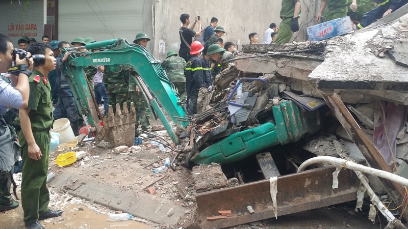 Theo ghi nhận tại hiện trường, đến khoảng 11h15, ngày 4/8, nạn nhân cuối cùng bị mắc kẹt trong đống đổ nát là chị Nguyễn Thị Hằng được lực lượng cứu hộ đưa ra ngoài và đưa thẳng đến bệnh viện. Tuy nhiên, sau nhiều giờ lỗ nực tìm kiếm, cứu hộ nhưng vẫn không kịp...