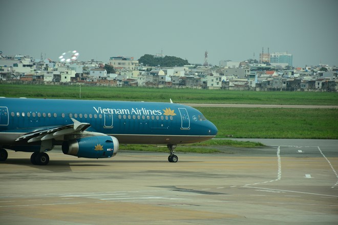 e-doi-ngoi-canh-cua-thoat-hiem-de-co-cho-choi-cho-con-tren-may-bay-vietnam-airlines
