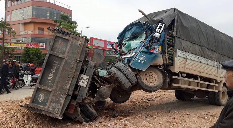 Hai xe tải t&ocirc;ng nhau