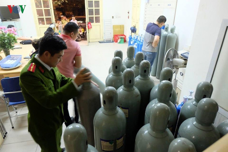  Lực lượng chức năng đ&atilde; thu giữ 40 b&igrave;nh kh&iacute; cười tại hai điểm tập kết tr&ecirc;n phố Đ&agrave;o Duy Từ v&agrave; phố Thanh H&agrave;. Ảnh: VOV