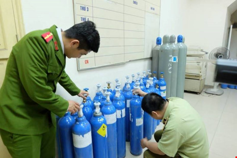  Số b&igrave;nh kh&iacute; được tạm giữ tại cơ quan chức năng. Ảnh: Ph&aacute;p luật TP. Hồ Ch&iacute; Minh