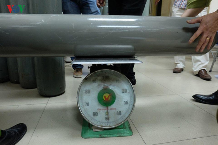  C&oacute; những b&igrave;nh kh&iacute; cười nặng 50 kg. Ảnh: VOV