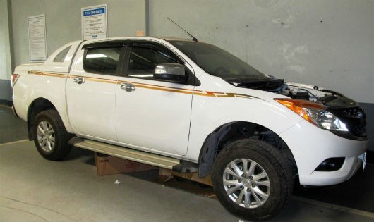  Chiếc xe Mazda BT 50 của &ocirc;ng Th&ocirc;ng đang nằm ở xưởng, chờ t&ograve;a &aacute;n ph&acirc;n xử bảo h&agrave;nh. Ảnh: Ph&aacute;p luật Việt Nam