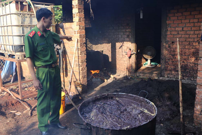  Tạp chất chưa r&otilde; nguồn gốc được pha trộn v&agrave;o hạt ti&ecirc;u l&eacute;p để tăng trọng lượng hạt ti&ecirc;u. Ảnh: Thanh ni&ecirc;n