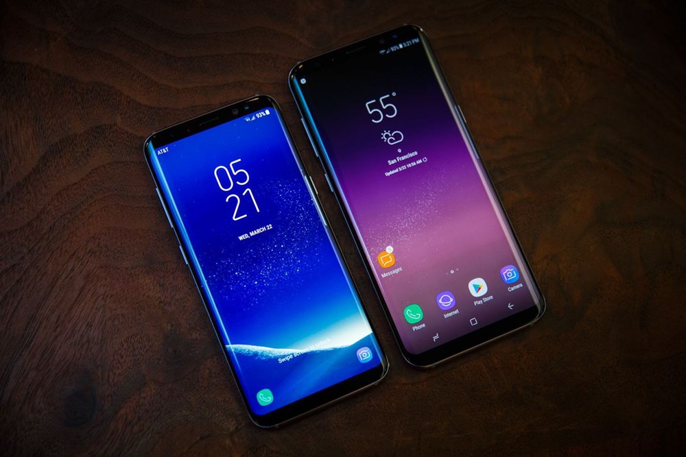 Bộ đ&ocirc;i Samsung Galaxy S8 v&agrave; Samsung Galaxy S8+ l&ecirc;n kệ với c&aacute;c m&agrave;u đen, x&aacute;m, bạc, xanh v&agrave; v&agrave;ng. Cả 2 sẽ l&ecirc;n kệ tại Mỹ v&agrave;o ng&agrave;y 21/4 v&agrave; ch&acirc;u &Acirc;u ng&agrave;y 28/4. S8 c&oacute; gi&aacute; 809 euro, S8+ l&agrave; 909 euro
