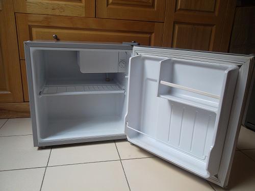  Tủ lạnh mini gi&uacute;p tiết kiệm điện hơn tủ lạnh th&ocirc;ng thường rất nhiều. Ảnh minh họa