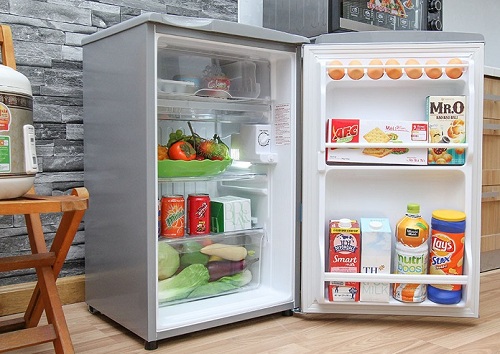  Tủ lạnh mini c&oacute; gi&aacute; th&agrave;nh rẻ rất ph&ugrave; hợp với c&aacute;c bạn sinh vi&ecirc;n. Ảnh minh họa