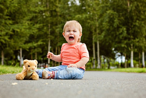 Trẻ sơ sinh l&agrave; giai đoạn nhạy cảm, c&oacute; thể bị ảnh hưởng lớn bởi m&ocirc;i trường xung quanh