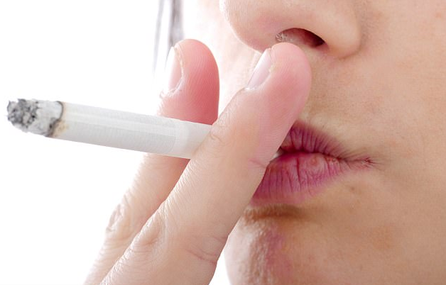  Chỉ một điếu thuốc l&aacute; mỗi ng&agrave;y, người h&uacute;t c&oacute; nguy cơ mắc bệnh tim v&agrave; đột quỵ cao hơn 50%