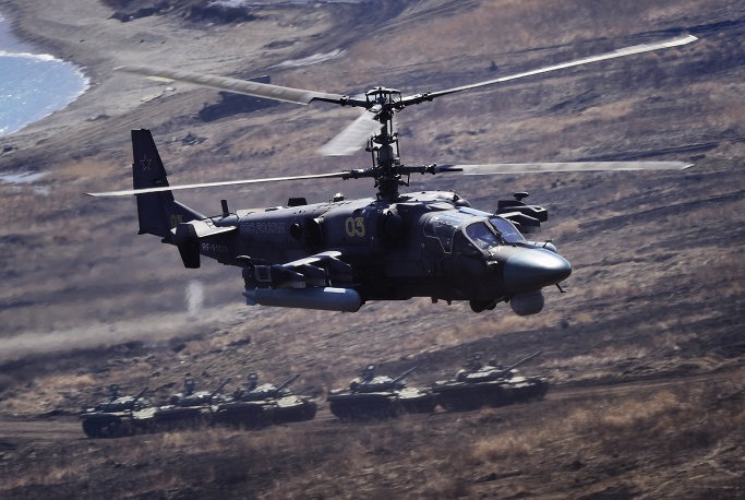 Trực thăng Ka-52 Alligator (Cá sấu), một sản phẩm đặc biệt của tập đoàn sản xuất vũ khí Nga Rosoboronexport, là phiên bản mới nhất của các dòng trực thăng tấn công và trinh sát Ka-50. Ảnh Yuri Smityuk/TASS