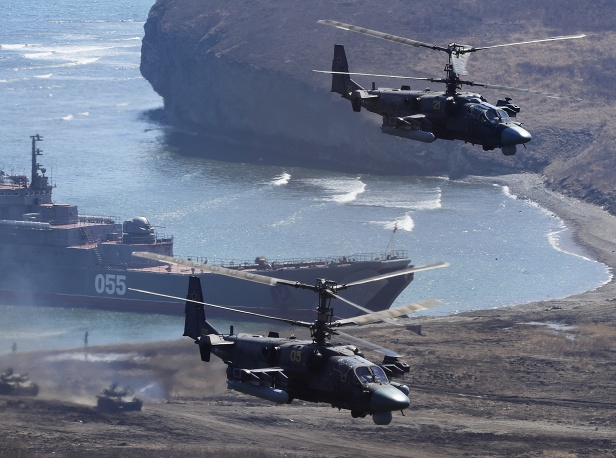 Hai trực thăng Kamov Ka-52 tham gia tập trận. Với khả năng tấn công và trinh sát mạnh mẽ cùng thiết kế độc đáo, Ka-52 được đánh giá là một trong những loại trực thăng vũ trang tốt nhất thế giới. Ảnh Yuri Smityuk/TASS