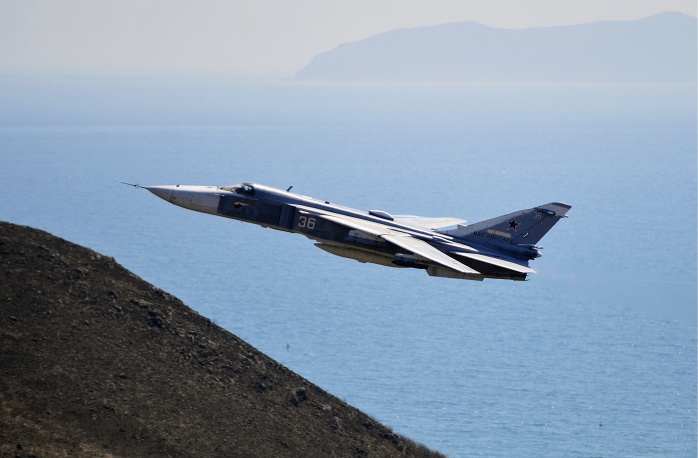 Sukhoi Su-24 là một trong những chiến đấu cơ tham gia tập trận. Su-24 (NATO đặt tên là Fencer - kiếm sĩ) là máy bay cường kích phản lực siêu âm thế hệ thứ 3 của Liên Xô được phát triển giữa những năm 1970-1980. Ảnh Yuri Smityuk/TASS