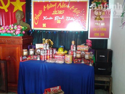Mâm ngũ quả hoàn thành dưới bàn tay khéo léo của người lính đảo. 