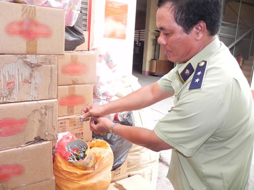 Quản l&yacute; thị trường Q.T&acirc;n Ph&uacute; kiểm tra, xử l&yacute; một cơ sở nhập khẩu b&aacute;nh kẹo hết hạn sử dụng về d&ugrave;ng để ph&ugrave; ph&eacute;p, đ&oacute;ng g&oacute;i qu&agrave; tết