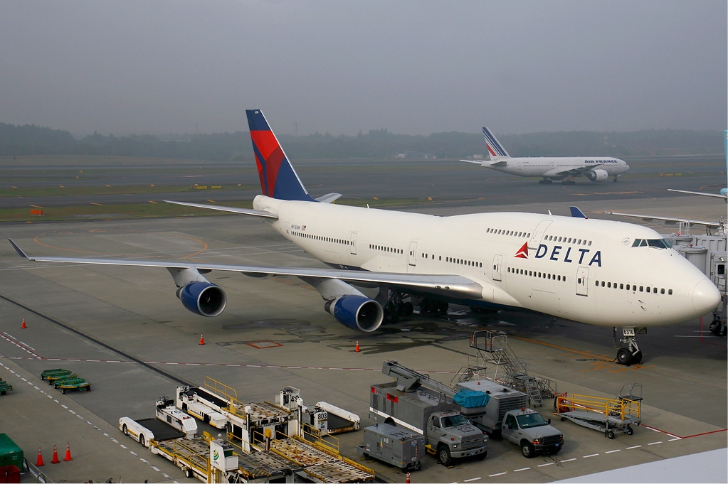M&aacute;y bay của h&atilde;ng h&agrave;ng kh&ocirc;ng Delta Airlines đ&atilde; phải hạ c&aacute;nh khẩn cấp v&igrave; cơ trưởng bị kẹt ngo&agrave;i buồng l&aacute;ii