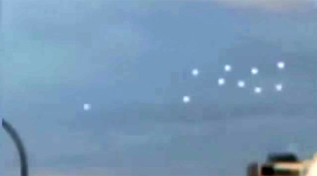 Những đốm s&aacute;ng b&iacute; ẩn được cho l&agrave; UFO tr&ecirc;n bầu trời Nhật Bản. Ảnh D&acirc;n Tr&iacute;