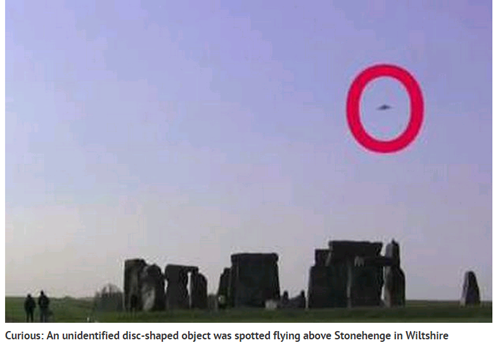 UFO xuất hiện ở di t&iacute;ch Stonehenge, Anh. Ảnh Mirror