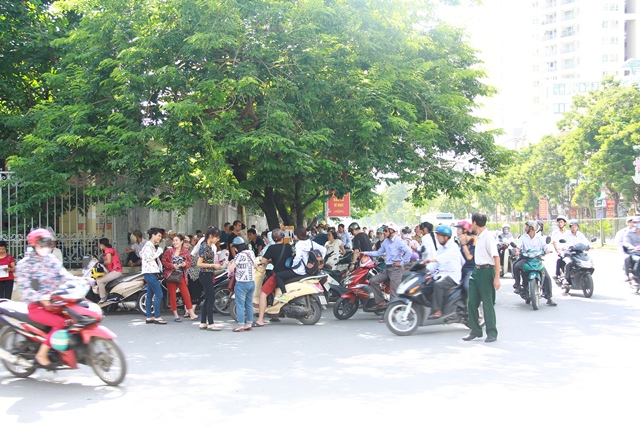 Dù thời tiết nắng nóng gay gắt, nhưng từ sáng sớm hàng nghìn phụ huynh đã đưa con đến địa điểm để làm thủ tục dự thi đại học